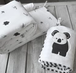 Krippenset Waschbär Bamboo Black&White ToTs-smarTrike Decke, Bettlaken Und Nestchen 70 % Bambusseide Und 30 % Baumwolle Ab 0 Monaten